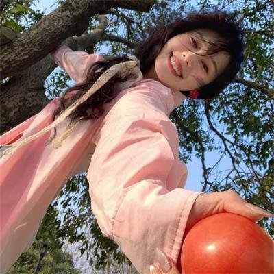 与一位女士合影